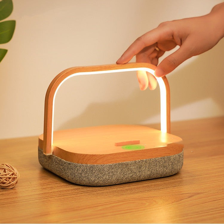 Lampe de chevet Lumeoo 3 en 1 en bois avec enceinte Bluetooth et chargeur induction, design moderne et chaleureux.