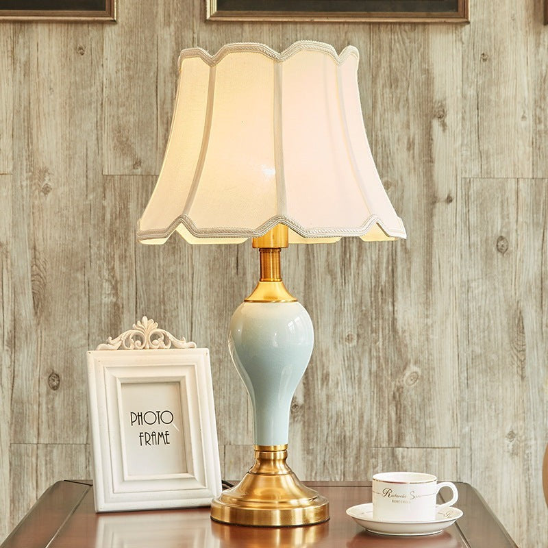 Lampe de chevet Lumeoo en céramique bleu clair avec pied en laiton doré et abat-jour festonné blanc crème