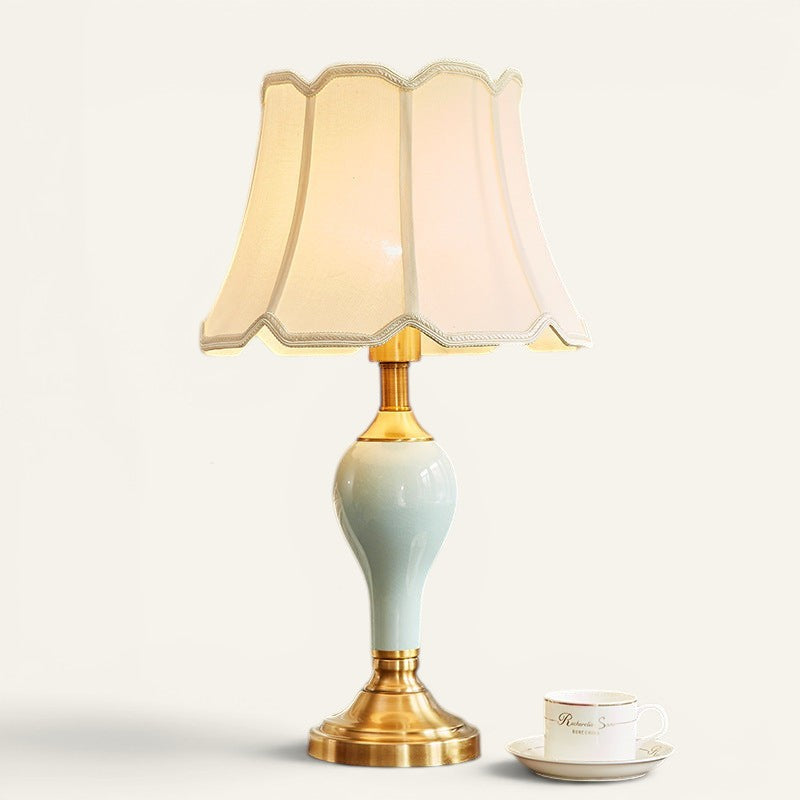 Lampe de chevet Lumeoo en céramique bleu clair avec pied en laiton doré et abat-jour festonné crème