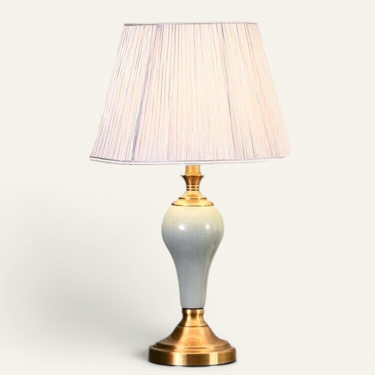 Lampe de chevet Lumeoo en céramique bleu clair avec base en laiton doré et abat-jour plissé pour une lumière douce