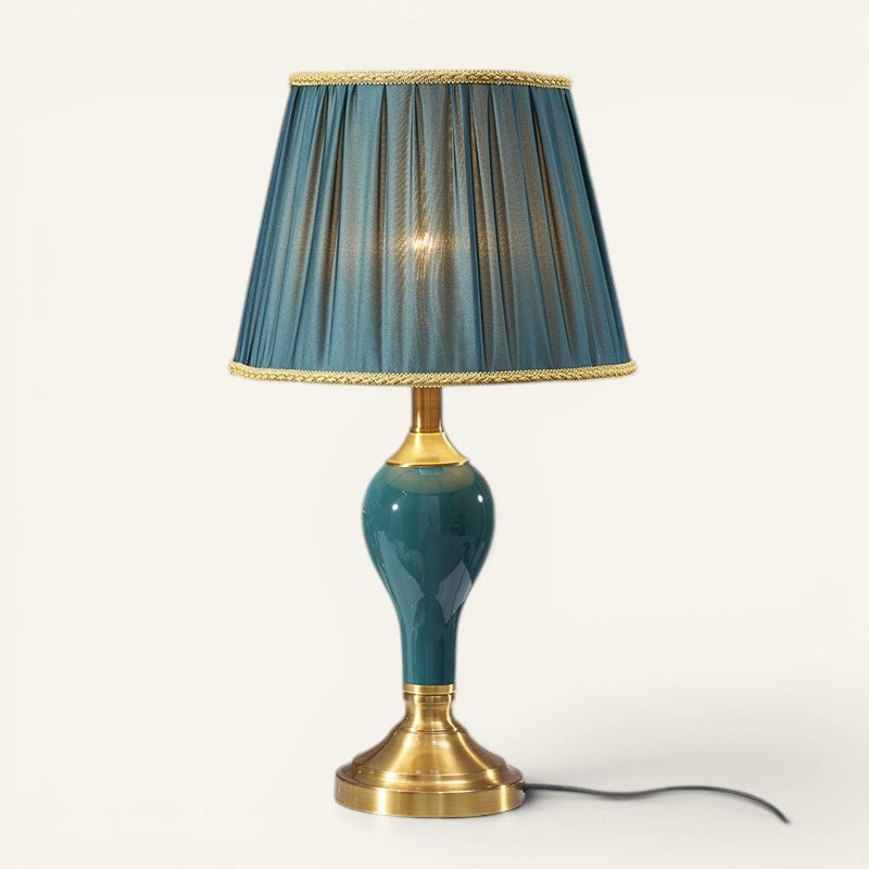 Lampe de chevet Lumeoo en céramique vert émeraude avec pied en laiton doré et abat-jour plissé bleu