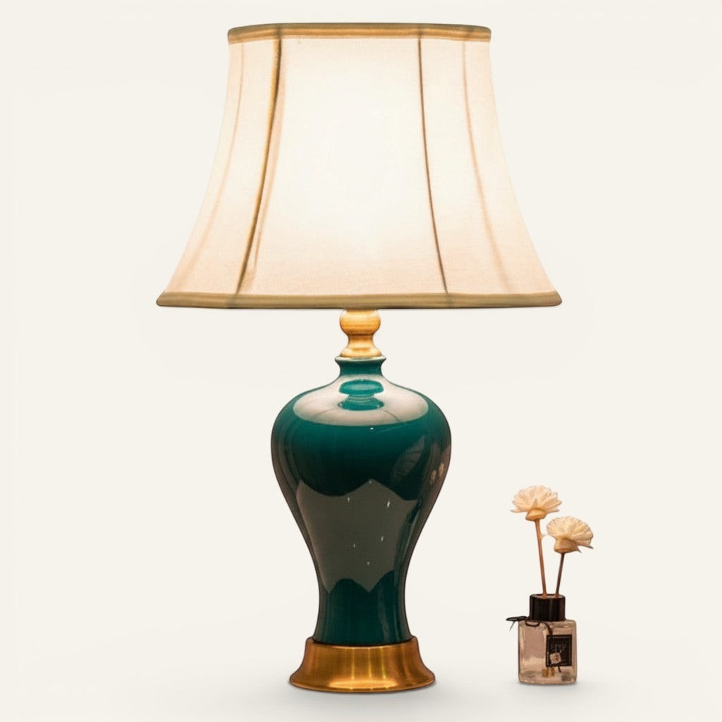 Lampe de chevet Lumeoo style européen avec pied en céramique vert émeraude, base dorée et abat-jour en tissu beige