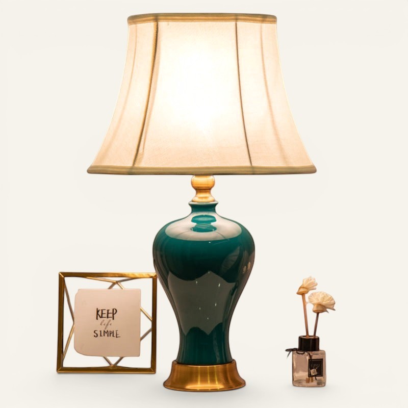 Lampe de chevet Lumeoo style européen avec base en céramique vert émeraude, détails dorés et abat-jour en tissu beige