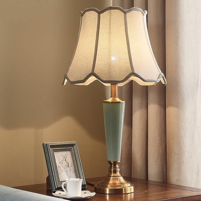 Lampe de chevet Lumeoo en céramique vert pastel avec abat-jour festonné en tissu beige pour une ambiance chaleureuse
