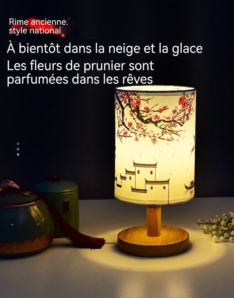 Lampe de chevet Lumeoo style chinois avec abat-jour cylindrique illustré de fleurs de prunier et motifs architecturaux