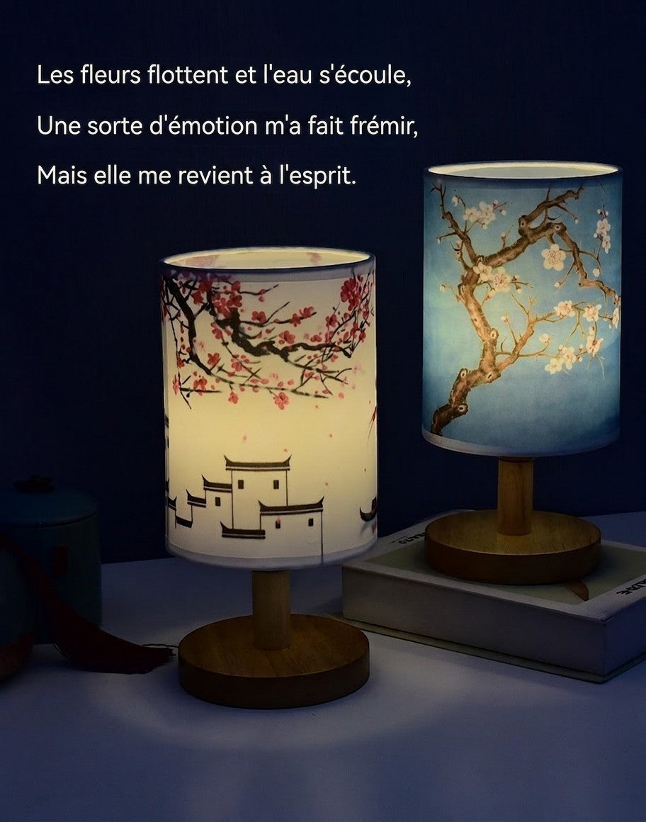 Deux lampes de chevet Lumeoo style chinois avec motifs floraux et paysages traditionnels sur socle en bois clair