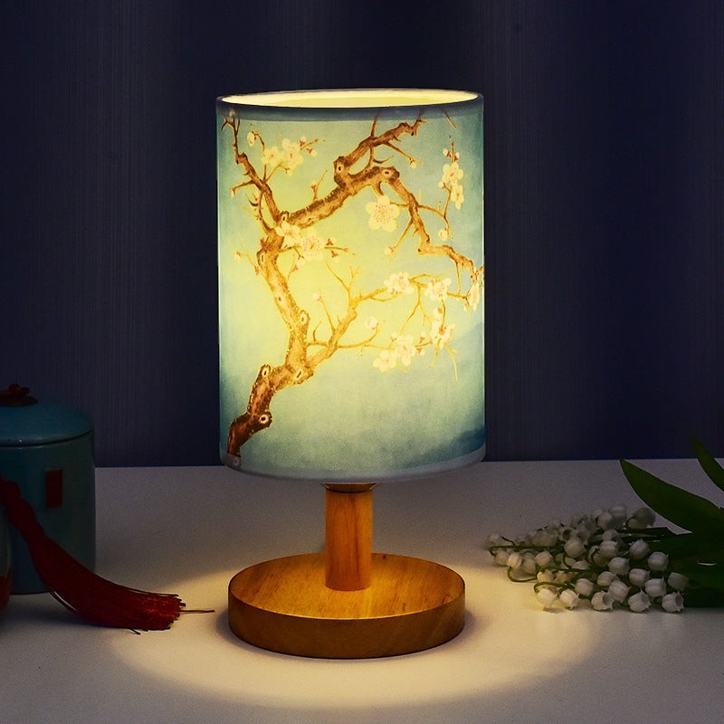Lampe de chevet Lumeoo style chinois avec abat-jour cylindrique illustré de fleurs de cerisier et pied en bois clair