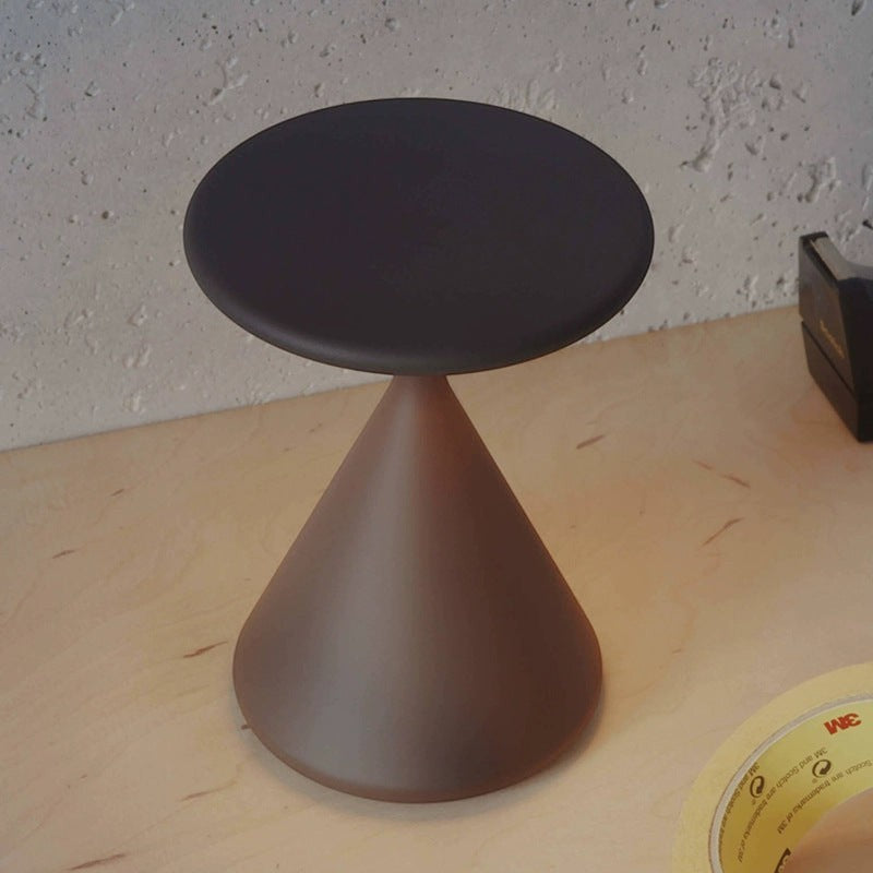 Lampe de chevet minimaliste Lumeoo au design conique marron mat pour une ambiance douce et moderne