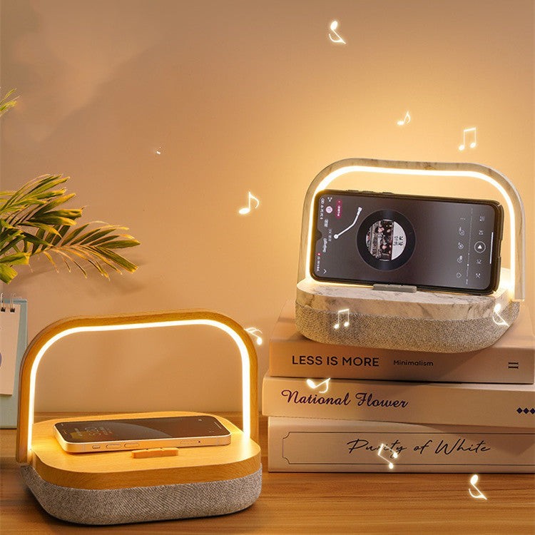 Lampe de chevet Lumeoo 3 en 1 avec enceinte Bluetooth, chargeur induction et design en bois naturel sur table de nuit.