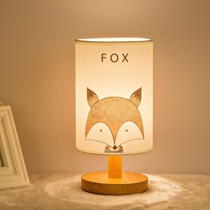 Lampe de chevet enfant Lumeoo en bois avec abat-jour cylindrique illustré d'un renard et éclairage LED dimmable