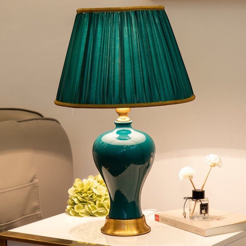 Lampe de chevet Lumeoo style européen avec abat-jour plissé vert émeraude et base en céramique brillante dorée