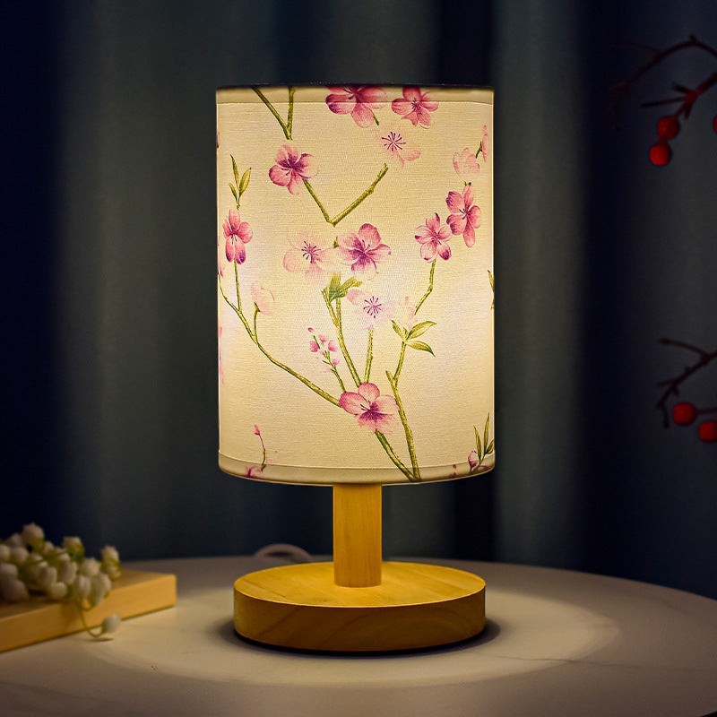 Lampe de chevet Lumeoo style chinois avec abat-jour cylindrique à motifs de fleurs roses et pied en bois clair