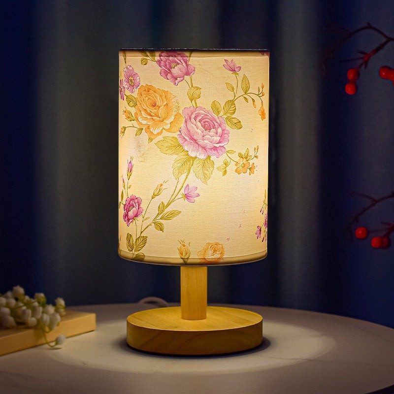Lampe de chevet Lumeoo style chinois avec abat-jour cylindrique à motifs floraux colorés et socle en bois clair