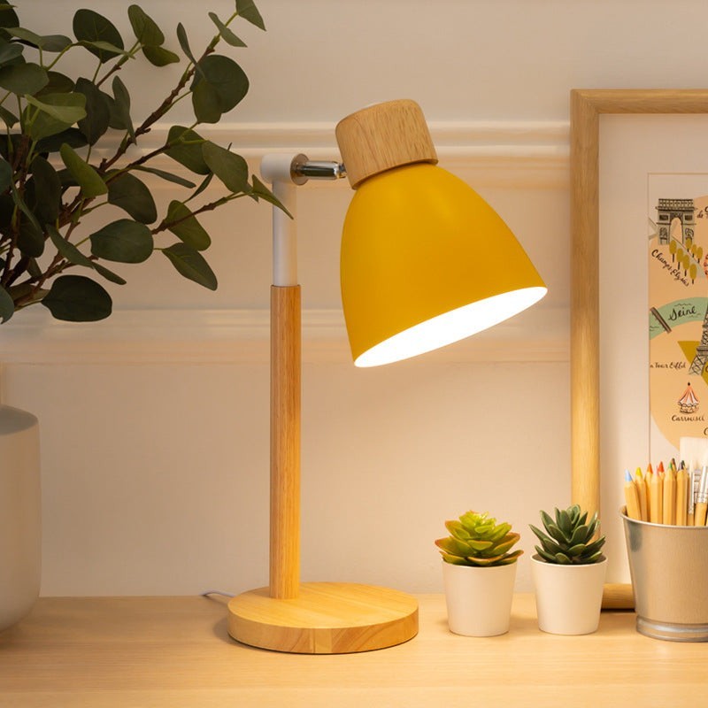 Lampe de chevet Lumeoo jaune et bois au design scandinave sur un bureau d'enfant pour une ambiance douce et rassurante