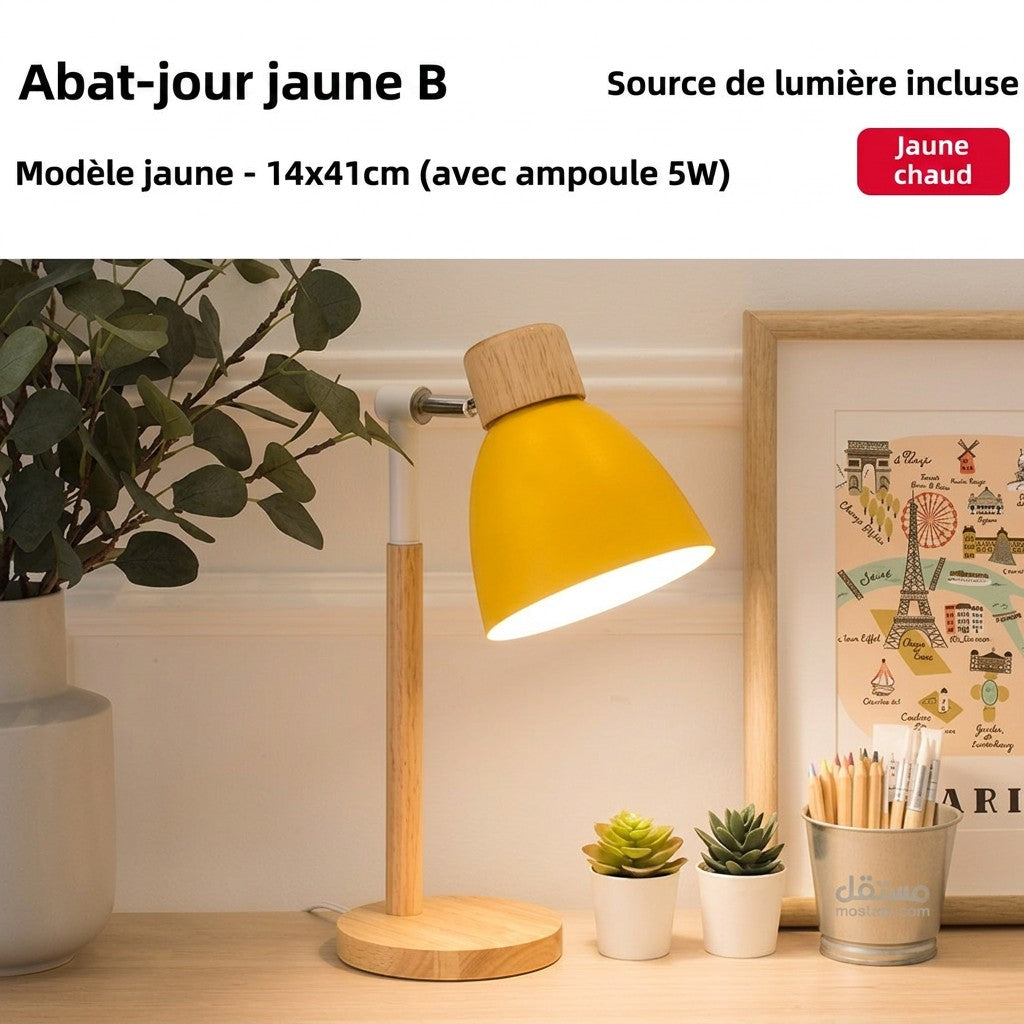 Lampe de chevet Lumeoo jaune avec pied en bois clair, idéale pour une chambre d'enfant à l'ambiance douce et rassurante