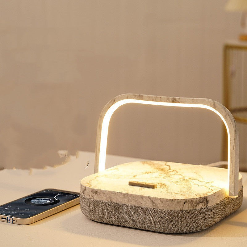 Lampe de chevet Lumeoo 3 en 1 effet marbre avec enceinte Bluetooth et chargeur induction pour smartphone