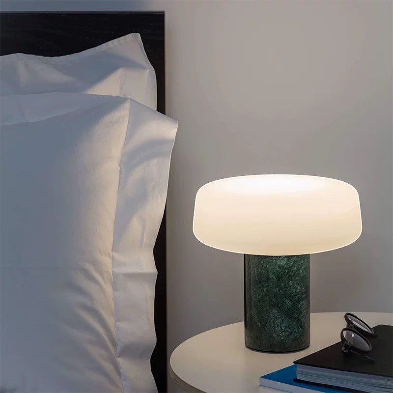 Lampe de chevet Lumeoo en marbre vert avec abat-jour diffusant une lumière douce sur une table de nuit