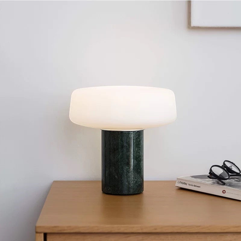 Lampe de chevet Lumeoo en marbre vert foncé avec abat-jour blanc diffusant une lumière douce et tactile