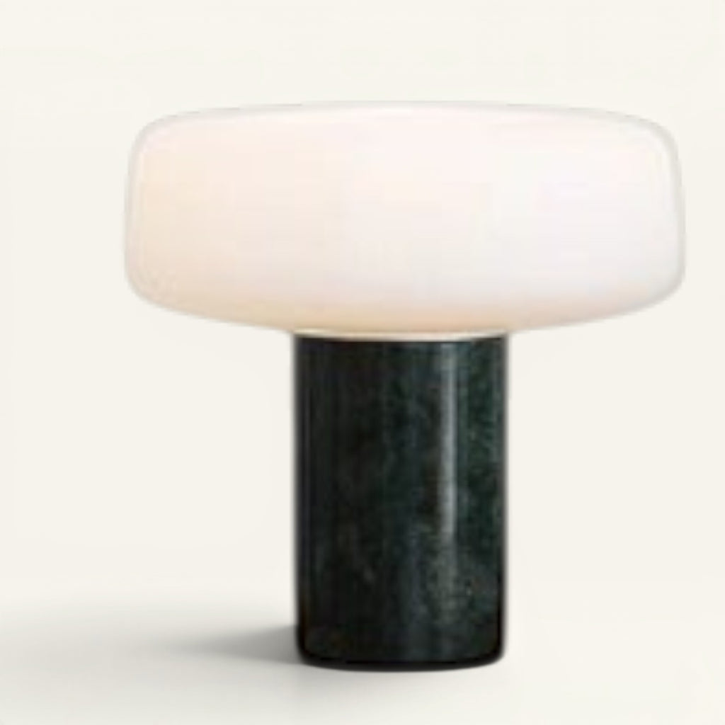 Lampe de chevet Lumeoo en marbre vert foncé avec abat-jour blanc diffusant une lumière douce et tactile