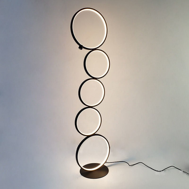Lampe de chevet Lumeoo au design minimaliste moderne avec cinq anneaux lumineux noirs empilés verticalement