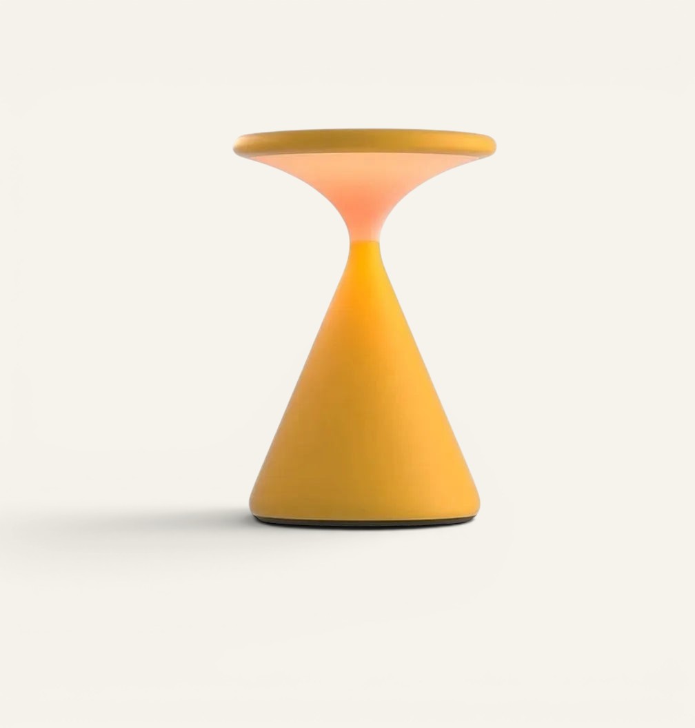 Lampe de chevet minimaliste Lumeoo PASTILUX en forme de cône jaune et orange diffusant une lumière douce et apaisante