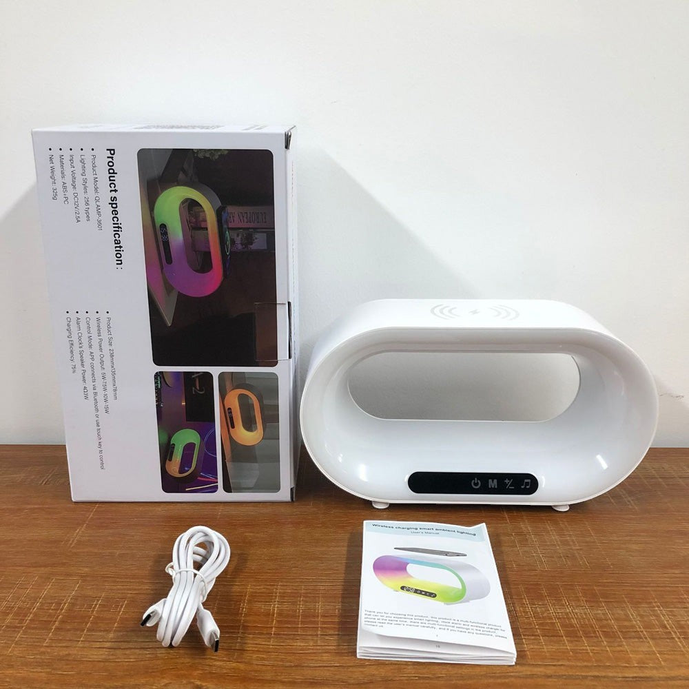 Lampe de chevet Lumeoo CHROMOVA avec chargeur induction, réveil Bluetooth et éclairage RGB 256 couleurs sur table.