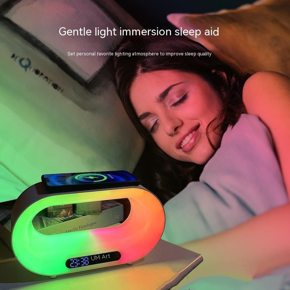 Lampe de chevet Lumeoo CHROMOVA RGB avec chargeur induction, réveil et Bluetooth, créant une ambiance relaxante.