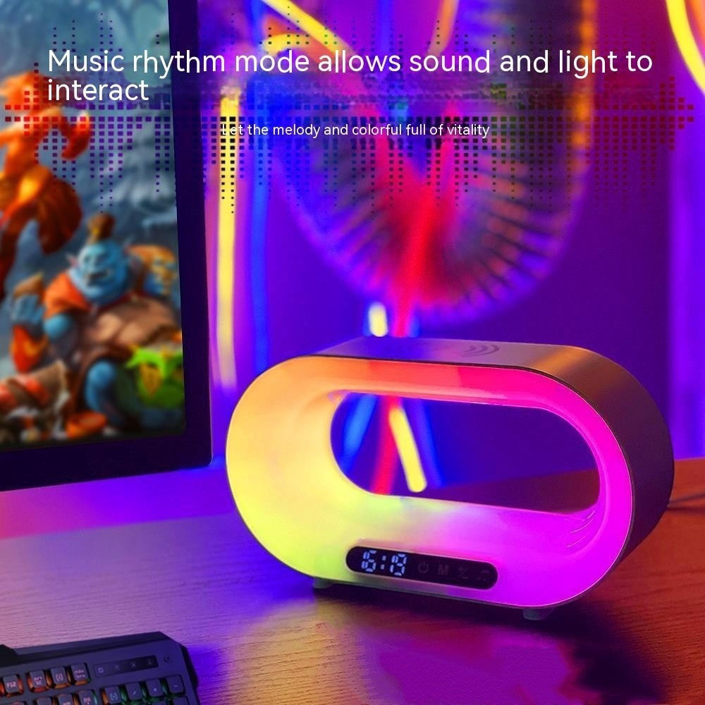 Lampe de chevet Lumeoo CHROMOVA RGB avec chargeur induction, réveil et haut-parleur Bluetooth aux couleurs dynamiques.