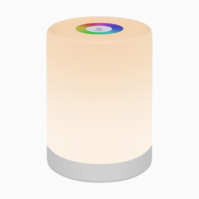 Lampe de chevet Lumeoo RGB rechargeable cylindrique avec base argentée diffusant une lumière douce et chaleureuse