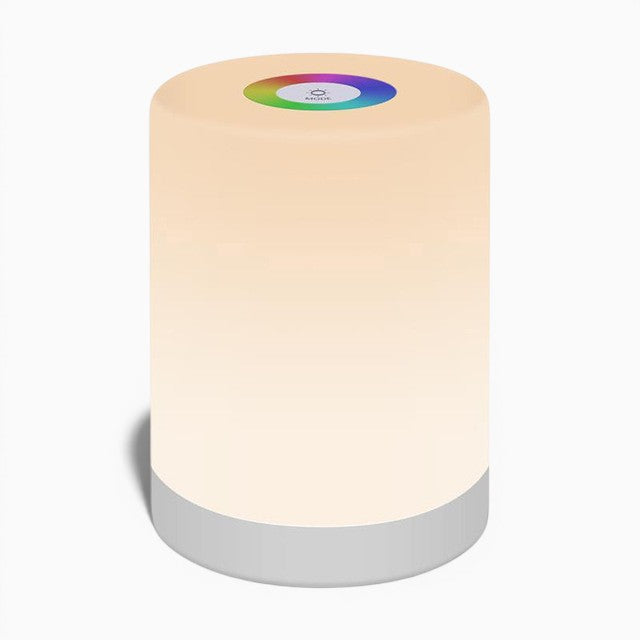 Lampe de chevet Lumeoo RGB rechargeable cylindrique avec base argentée diffusant une lumière douce et chaleureuse