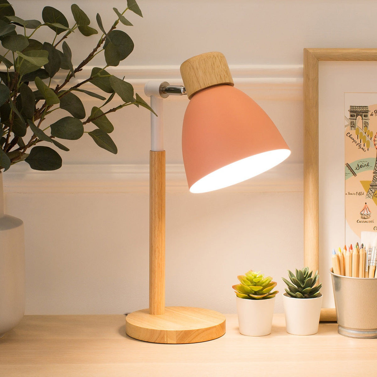 Lampe de chevet Lumeoo rose pastel avec base en bois clair et design scandinave pour chambre d'enfant