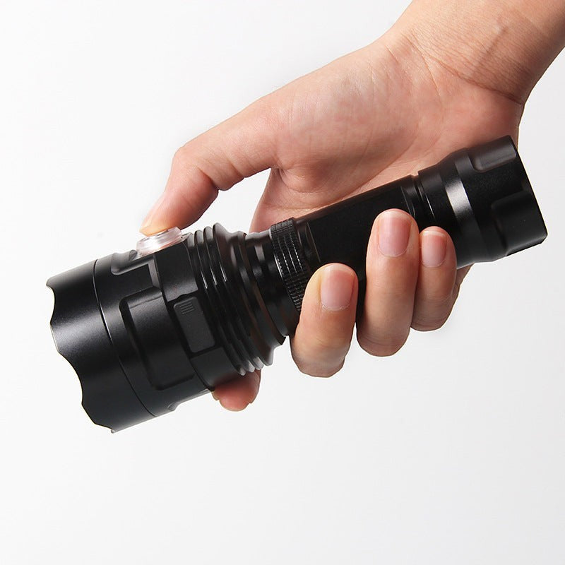 Main tenue par une main, lampe de poche tactique Lumeoo XHP90 noire rechargeable avec 6 modes d'éclairage