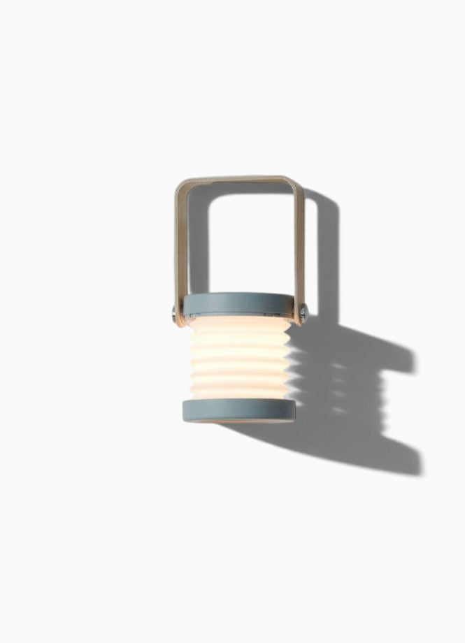 Lanterne LED pliable Lumeoo grise avec anse en bois, lampe tactile rechargeable au design moderne et minimaliste