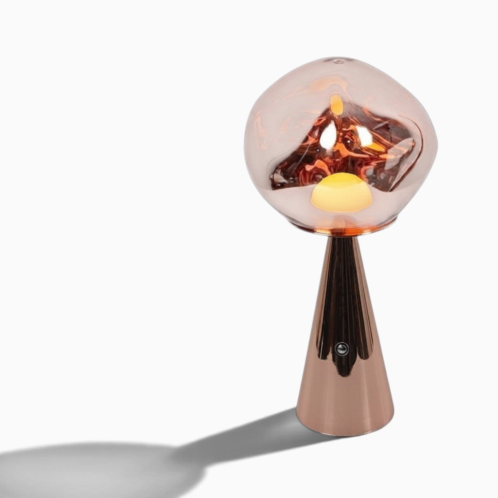 Lampe à lave Lumeoo MAGMIX rechargeable au design minimaliste avec base cuivrée et globe en verre teinté rose
