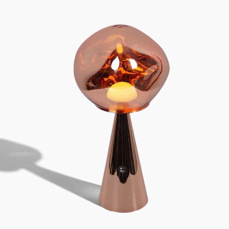 Lampe à lave Lumeoo rechargeable au design minimaliste avec base conique cuivrée et globe en verre ambré lumineux