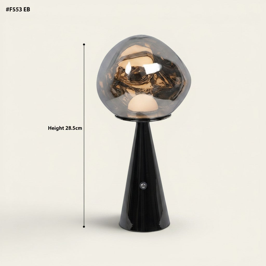 Lampe à lave Lumeoo rechargeable au design minimaliste avec globe en verre fumé et pied conique noir pour chambre.