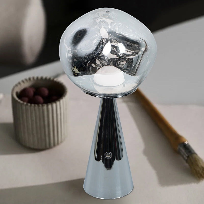 Lampe à lave Lumeoo rechargeable au design minimaliste avec globe en verre transparent et base chromée conique