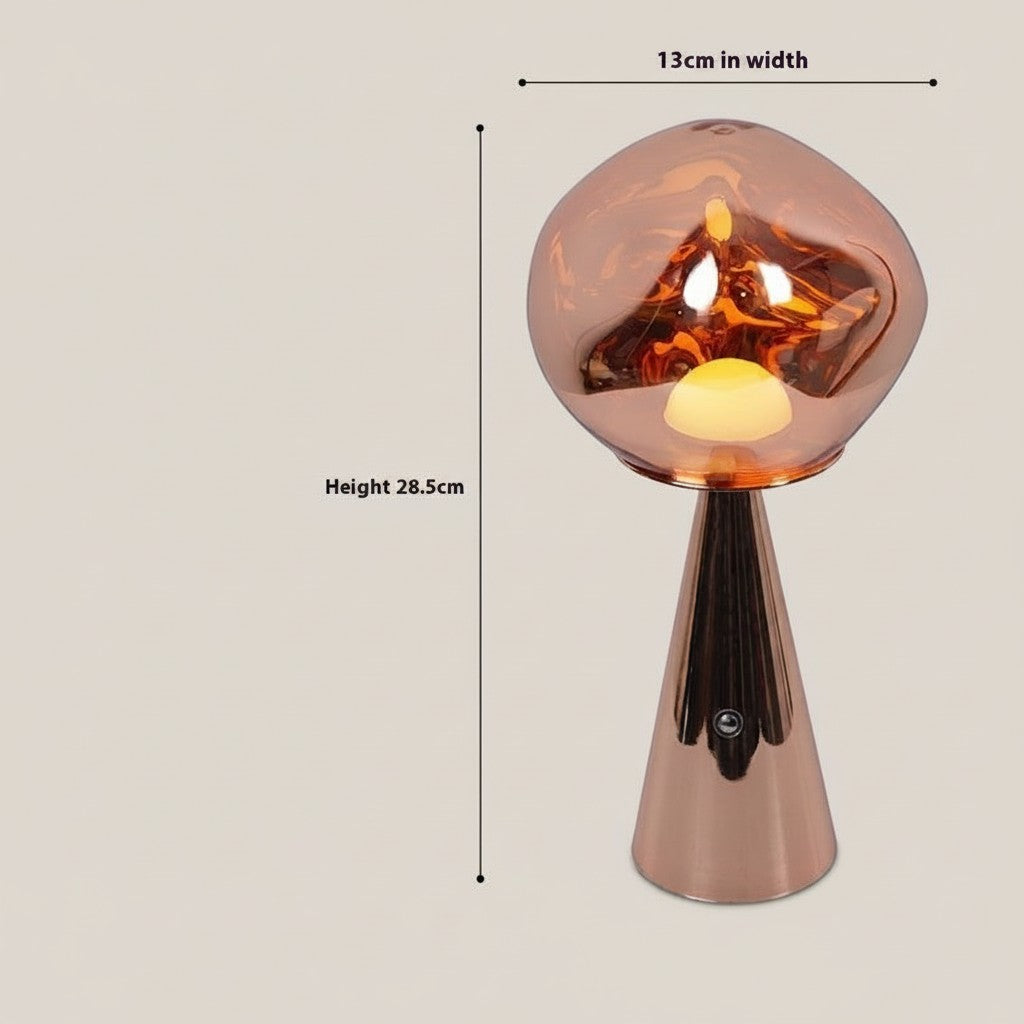 Lampe à lave Lumeoo rechargeable au design minimaliste avec globe en verre ambré et base métallique cuivrée.