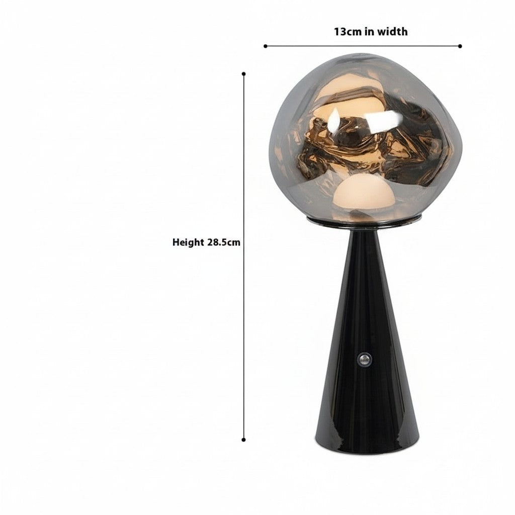 Lampe à lave Lumeoo rechargeable au design minimaliste avec globe en verre fumé et pied noir conique.