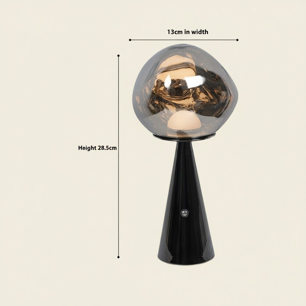 Lampe à lave Lumeoo rechargeable au design minimaliste avec base noire conique et globe en verre fumé ambré.