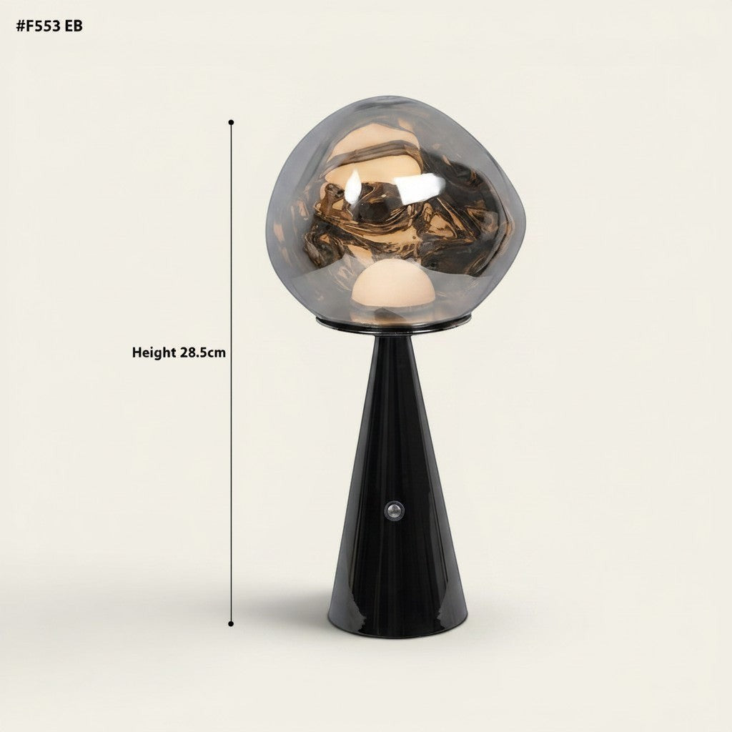 Lampe à lave Lumeoo MAGMIX rechargeable au design minimaliste avec base noire conique et globe en verre fumé
