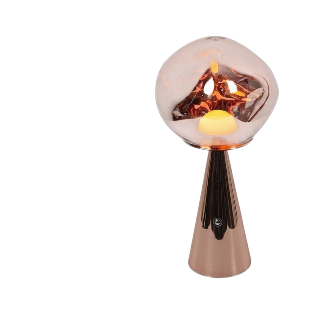 Lampe à lave rechargeable Lumeoo MAGMIX en verre cuivré avec base conique métallique pour une ambiance chaleureuse.