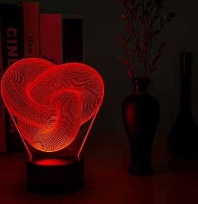 Lampe LED 3D Lumeoo en acrylique torsadé rouge, veilleuse tactile design pour une ambiance chaleureuse en chambre.