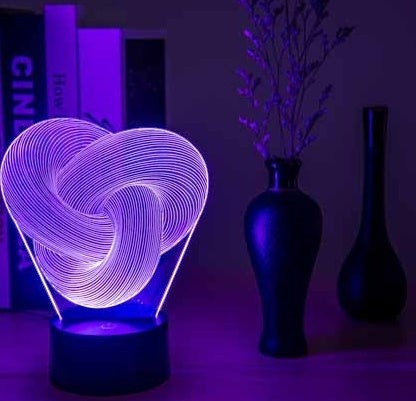 Lampe LED 3D Lumeoo en acrylique torsadé violet, veilleuse tactile design pour une ambiance apaisante dans la chambre.