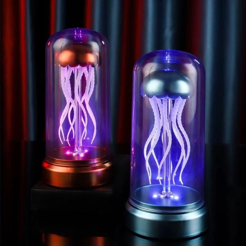 Deux lampes méduse Lumeoo sous cloche en verre avec éclairage LED coloré pour une ambiance relaxante et décorative