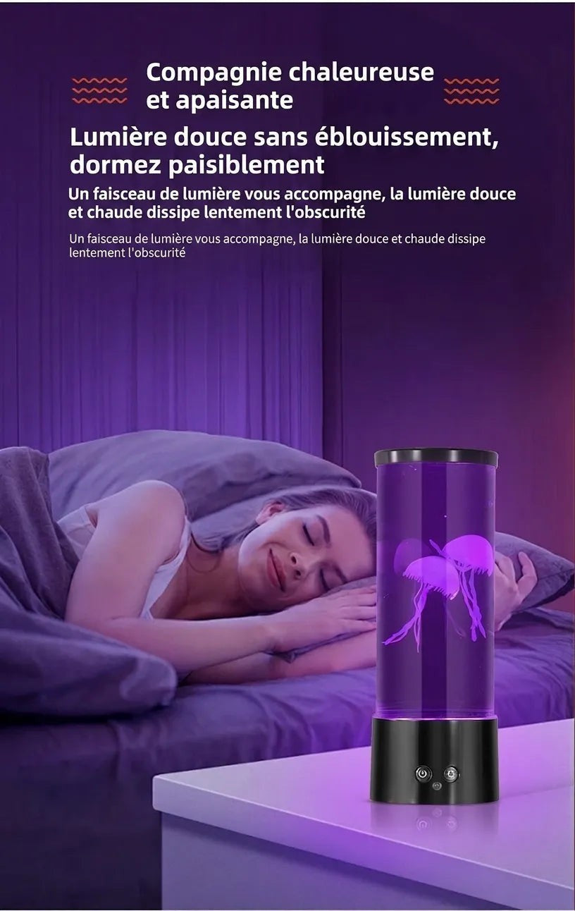 Lampe méduse LED Lumeoo à lumière violette apaisante sur une table de chevet près d'une femme endormie