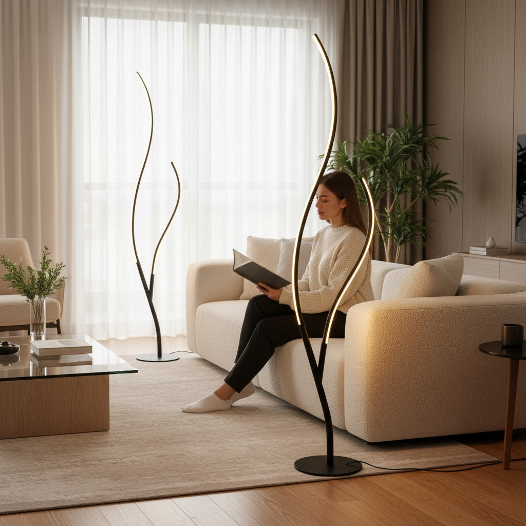 Femme lisant sur un canapé près d'une lampe sur pied Lumeoo au design de branche LED sculpturale et moderne