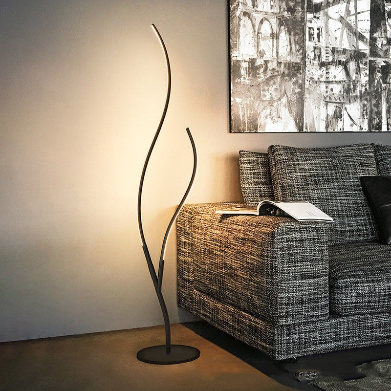 Lampe sur pied Lumeoo au design sculptural en forme de branche noire avec éclairage LED diffusant une lumière douce