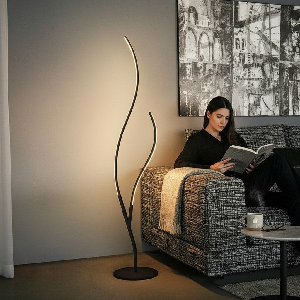 Lampe sur pied Lumeoo au design branche artistique noir avec éclairage LED courbé dans un salon moderne
