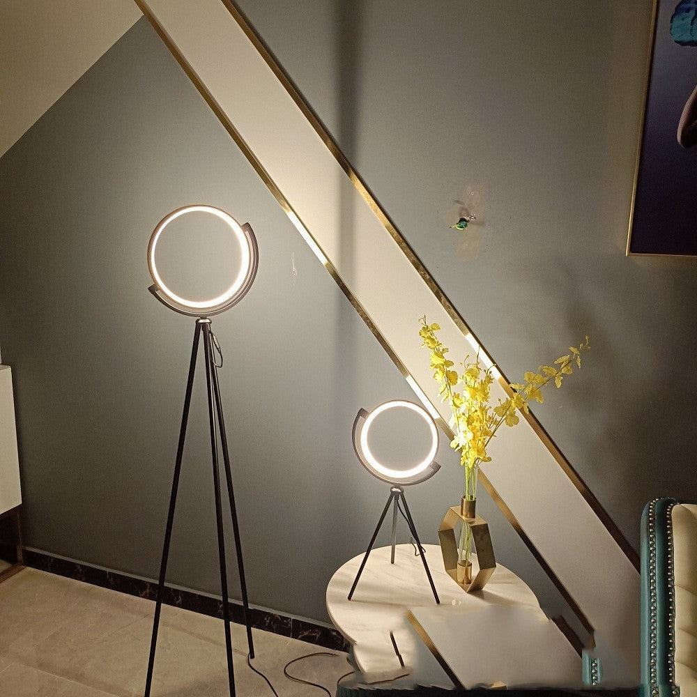 Lampadaires Lumeoo ALULUX LED circulaires en aluminium noir avec intensité réglable dans un salon moderne